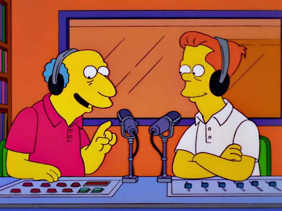 Simpsons-Screenshot: Radiomoderatoren im Studio.